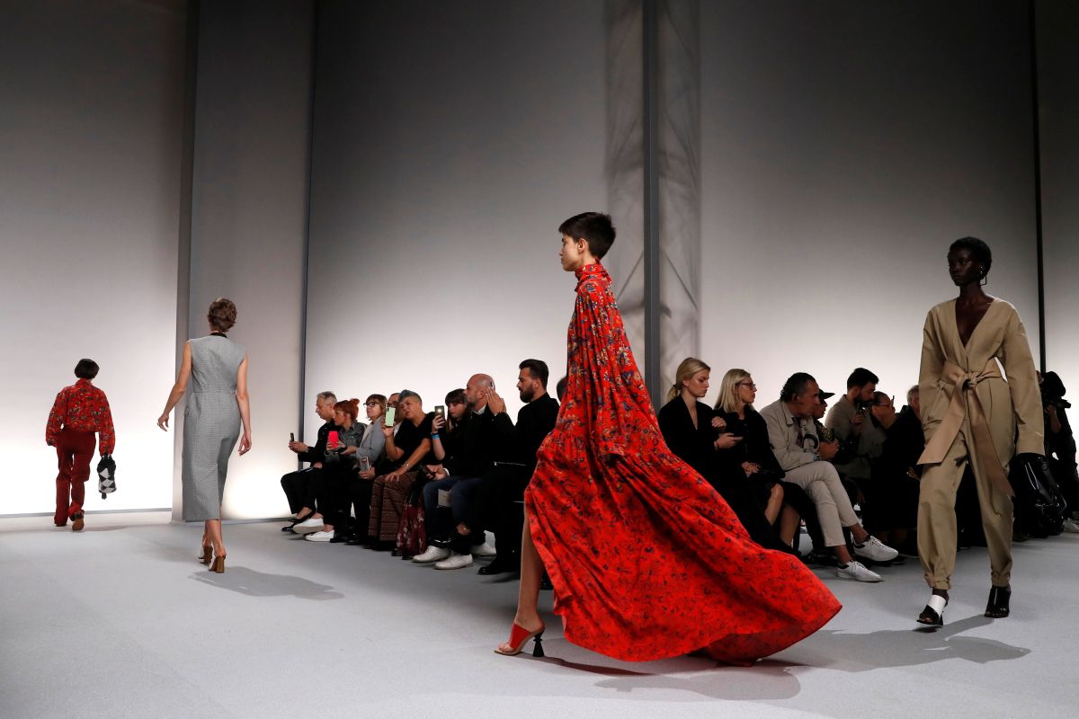 Givenchy hadirkan suasana 1990-an di Pekan Mode Paris