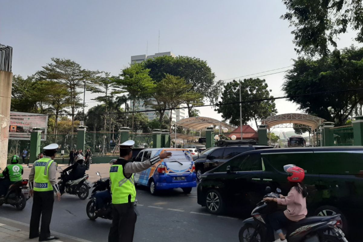 Jelang pelantikan DPR, situasi Jalan Gelora padat dengan kendaraan tamu