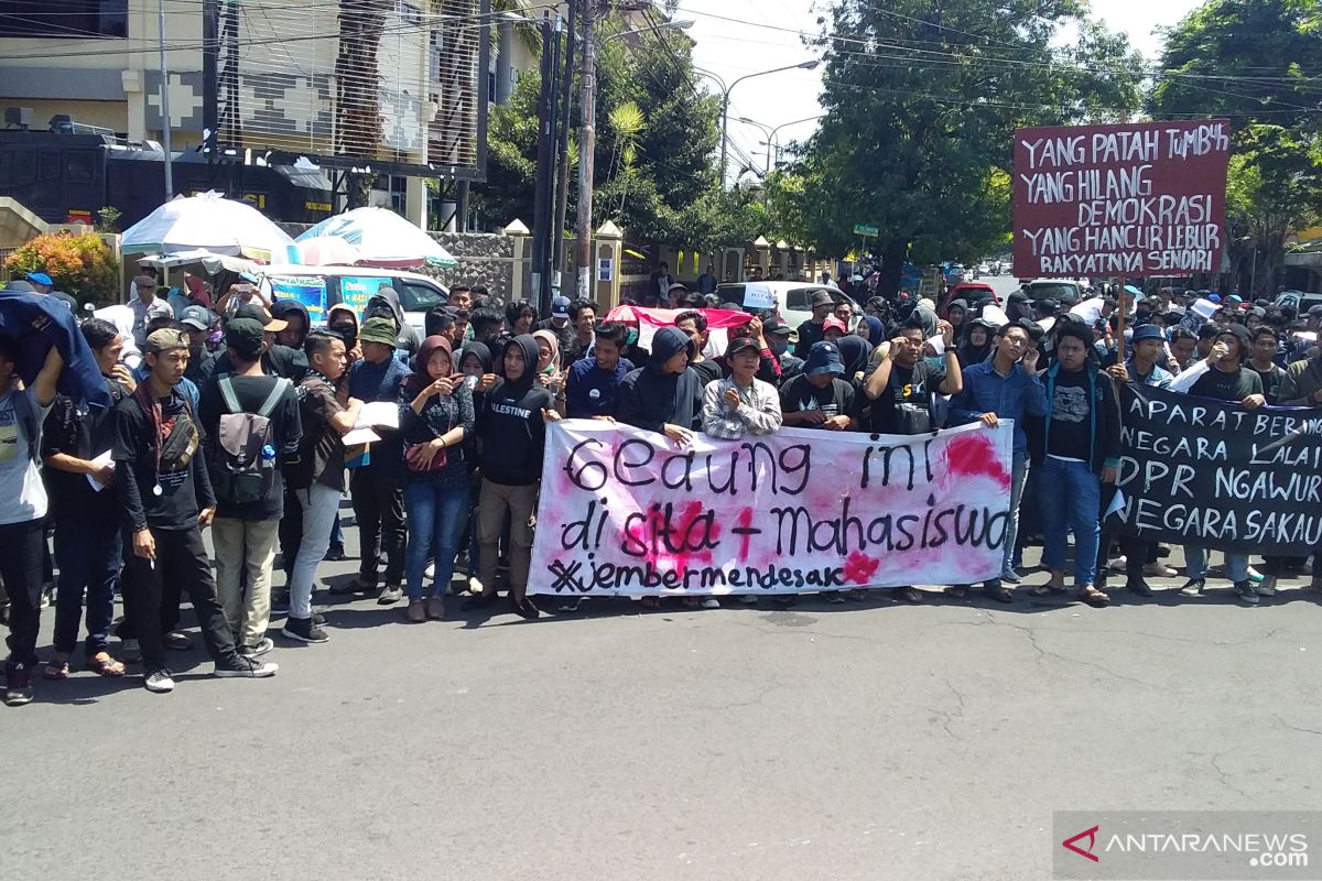 Turun ke jalan, Aliansi Mahasiswa Jember desak pemerintah terbitkan Perppu UU KPK