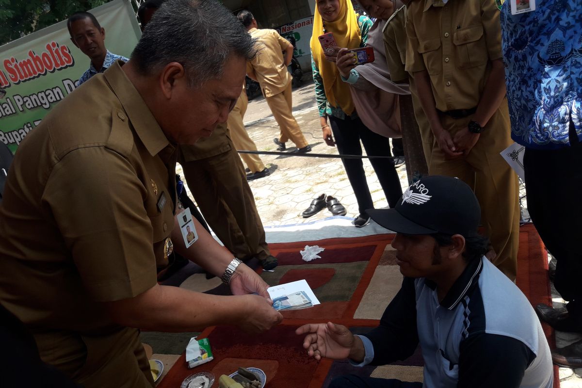 Ratusan lansia di Tabalong  terima bantuan sosial