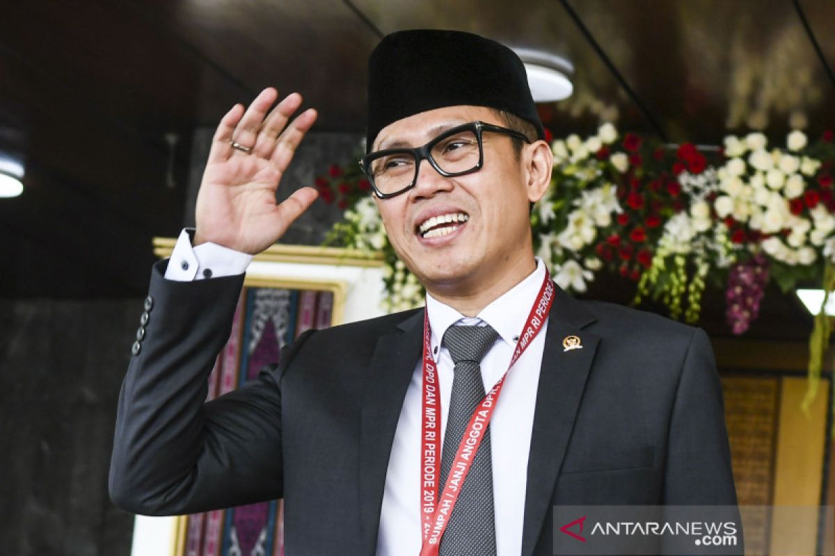 Inilah Deretan Artis Yang Dilantik Jadi Anggota Dpr Periode 2019 2024