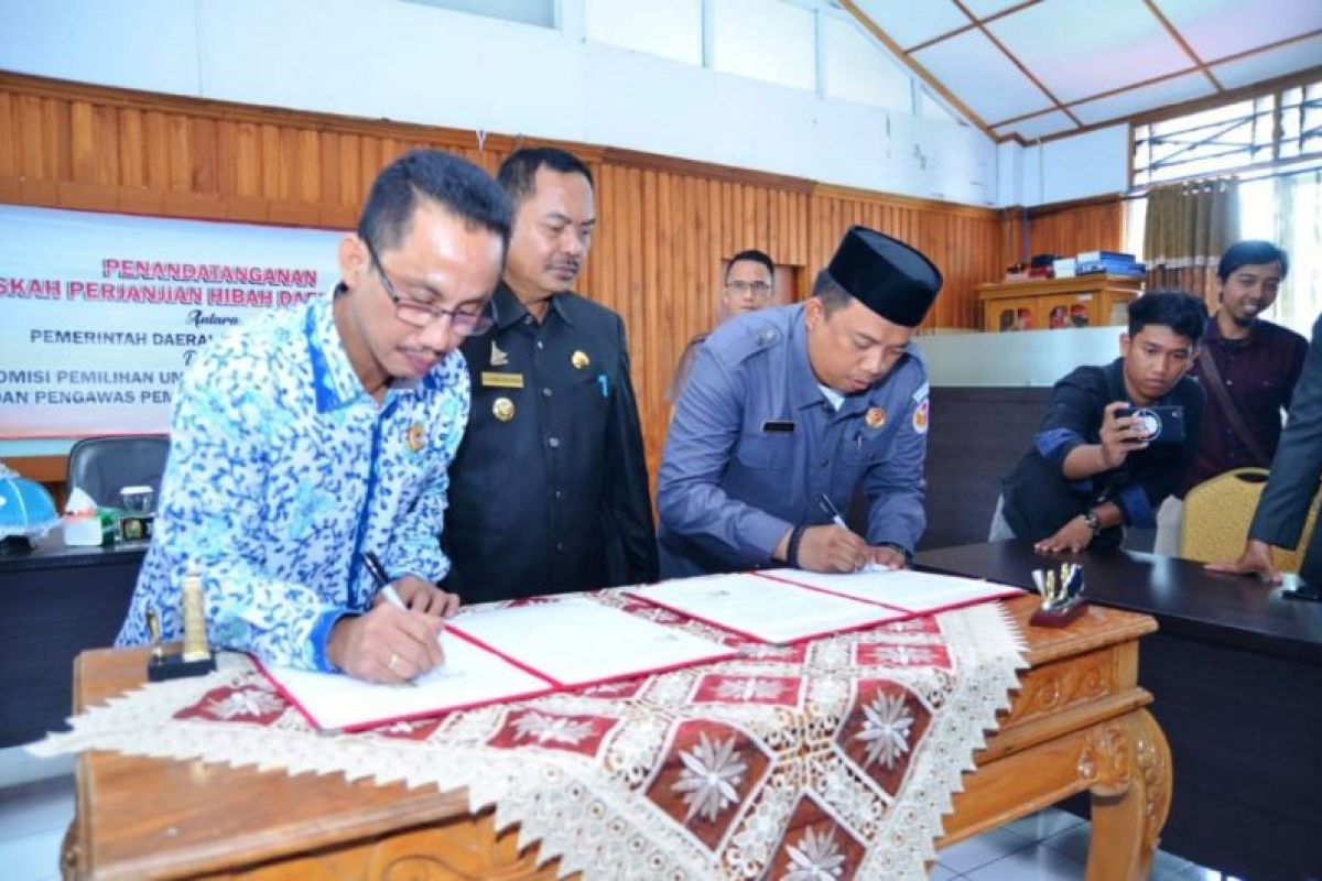 Pemkab dan KPU bersama Bawaslu Majene tandatangani perjanjian hibah daerah