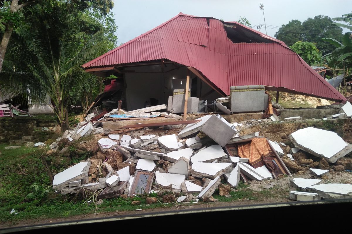 PDIP Maluku peduli kemansuiaan bagikan bahan pokok untuk korban gempa