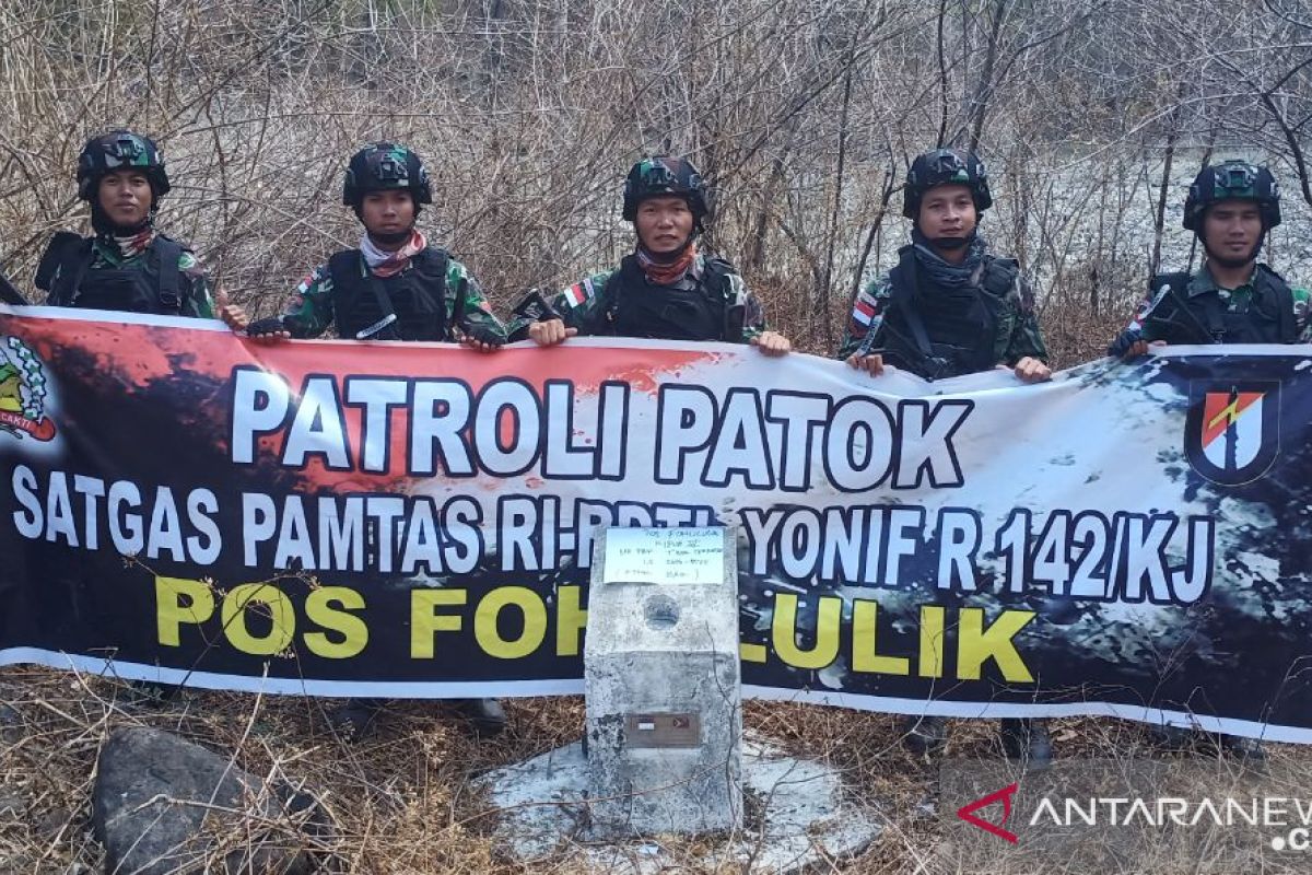 Satgas Pamtas Yon 142/KJ cek patok batas negara RI-Timor Leste