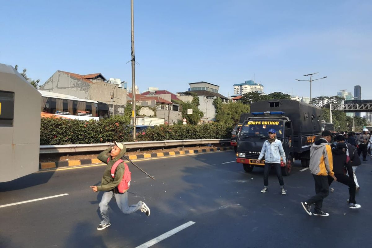 Puluhan orang amankan polisi saat bentrokan di Simpang Semanggi