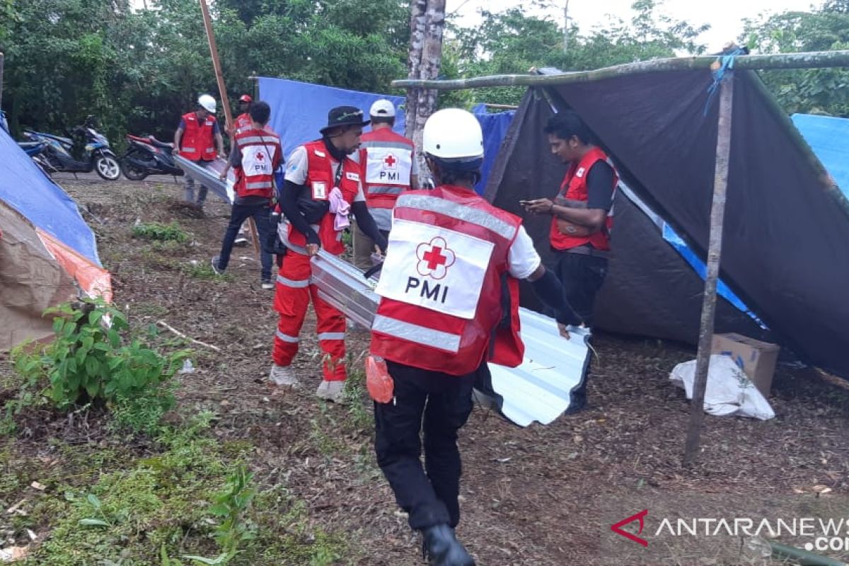 PMI bangun fasilitas MCK dan penampungan untuk korban gempa di Waai