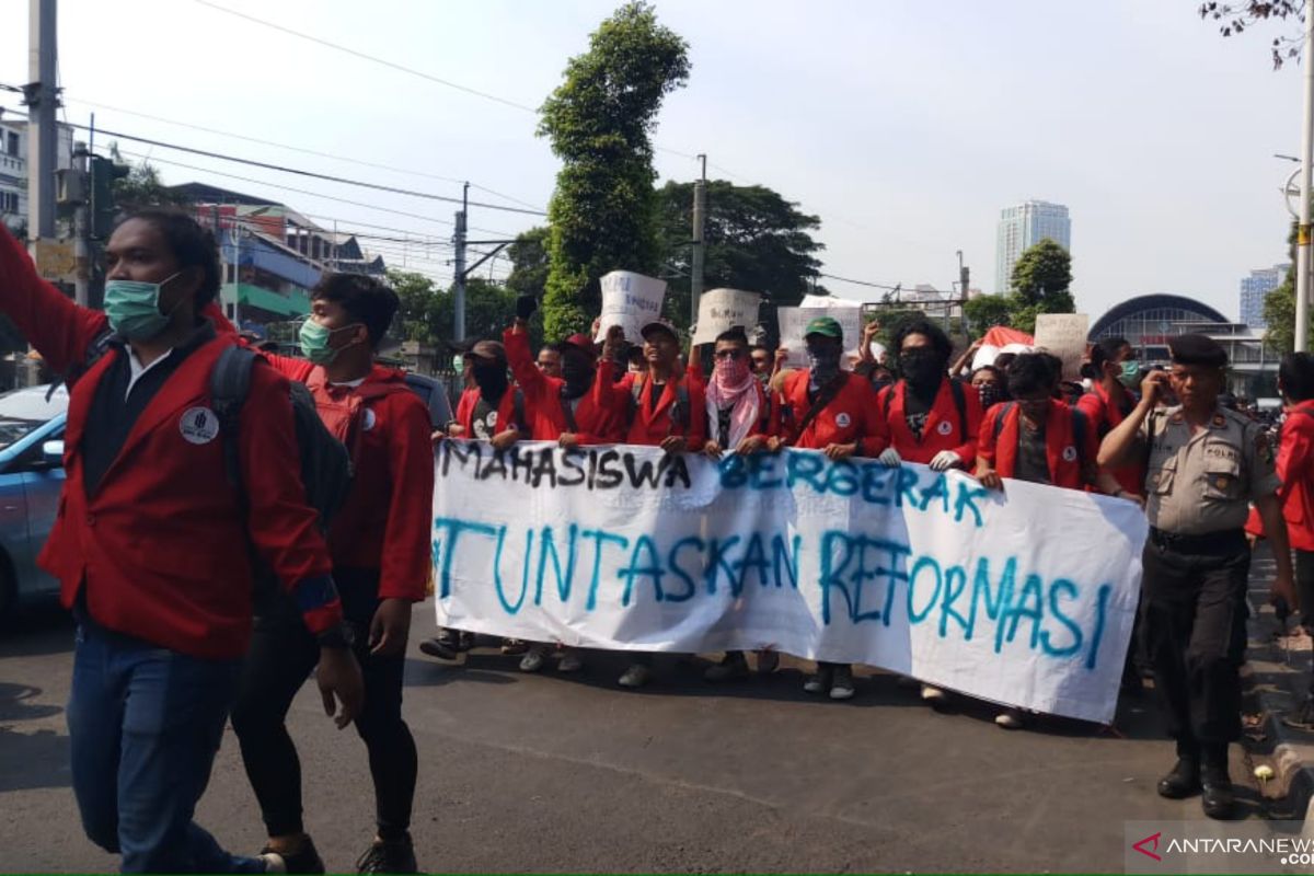 Demo DPR, Mahasiswa berdatangan di Stasiun Palmerah
