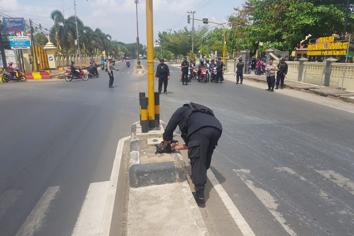 Tas diduga berisi bom di depan Markas Brimob gegerkan publik