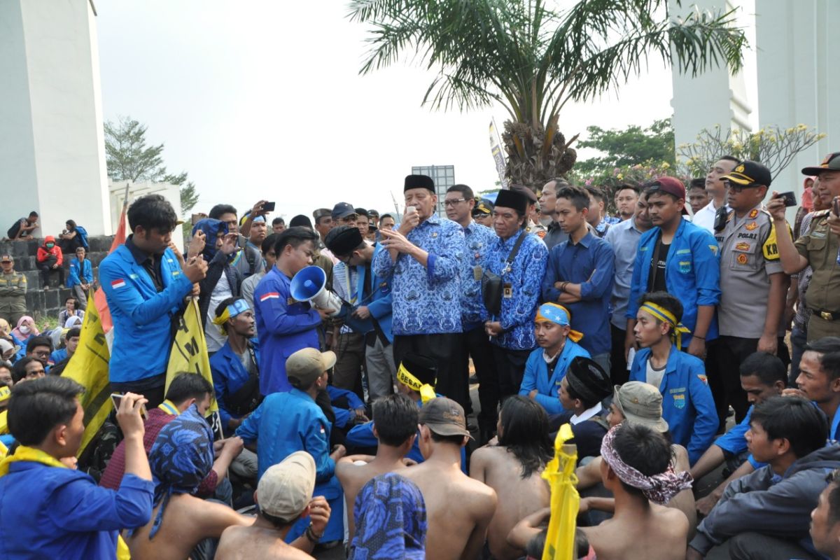 Mahasiswa unjuk rasa di gerbang KP3B kritisi kinerja Gubernur Banten