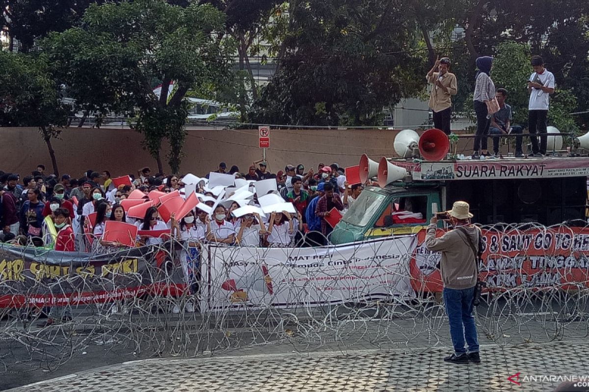 Srikandi Milenial lakukan koreografi "Merah Putih" dalam aksi damai