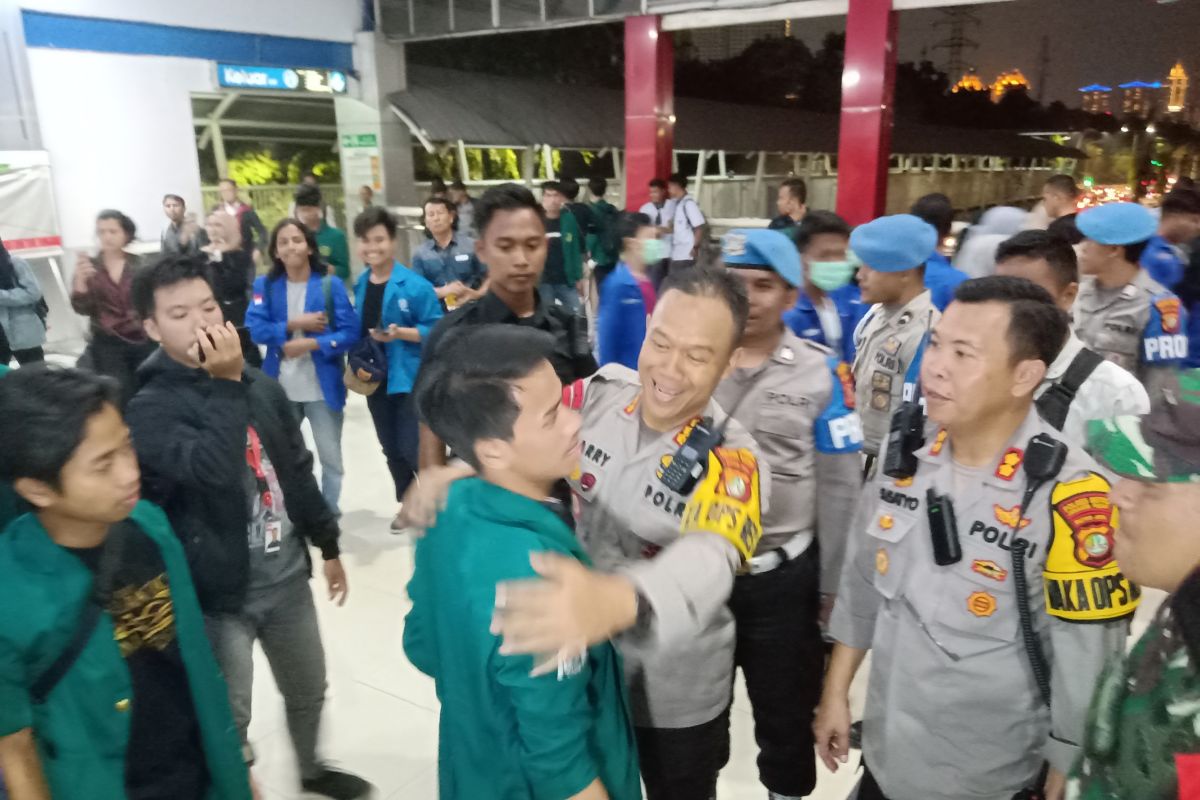 Dikawal polisi, mahasiswa bubarkan diri tinggalkan gedung DPR