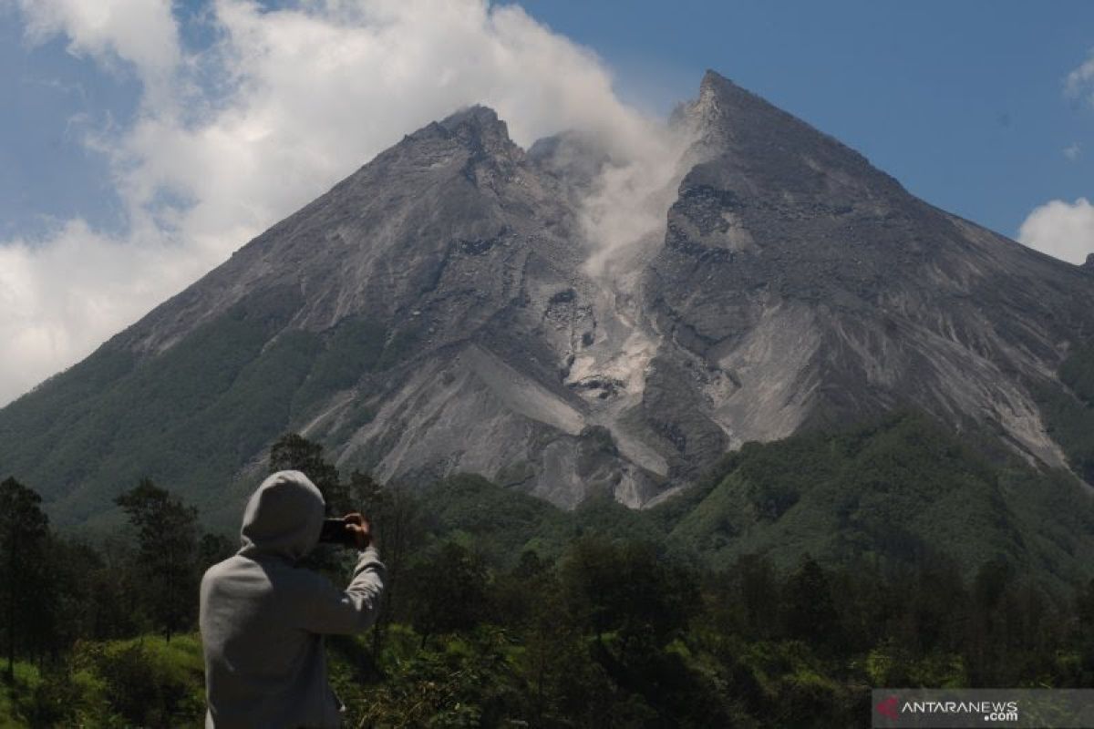 Gunung Merapi mengalami empat gempa guguran