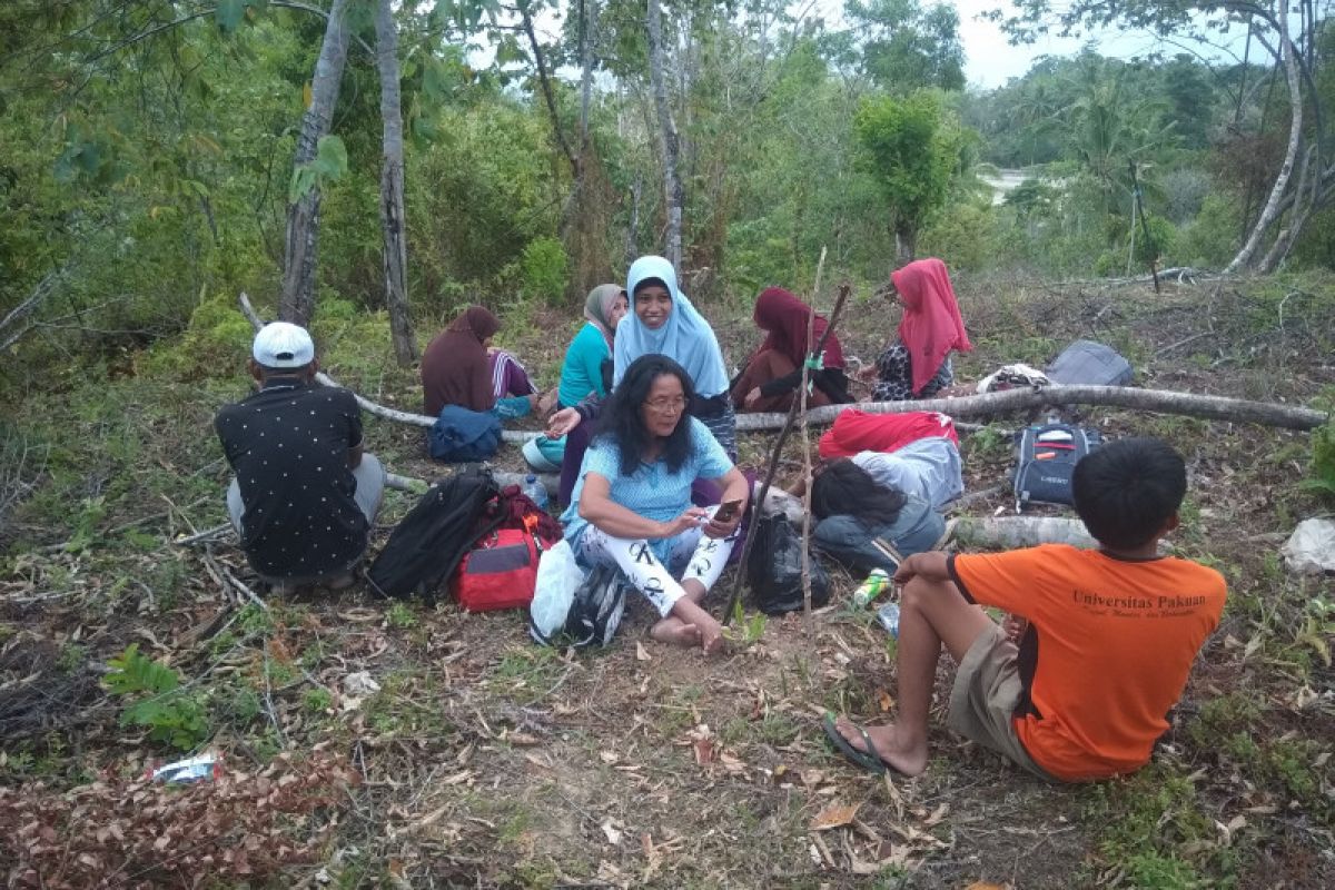 Warga Ambon kembali mengungsi setelah guncangan gempa beruntun