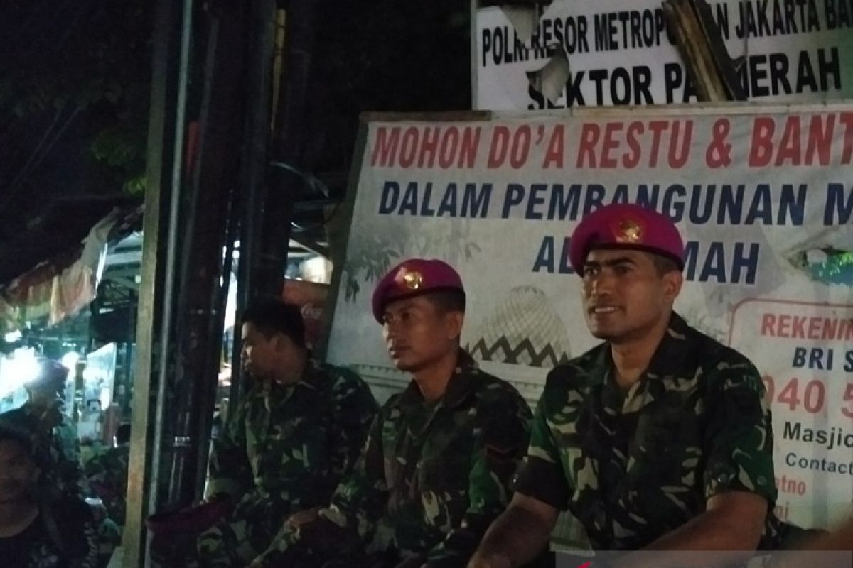 Anggota TNI AL jaga ketat Polsek Palmerah antisipasi massa