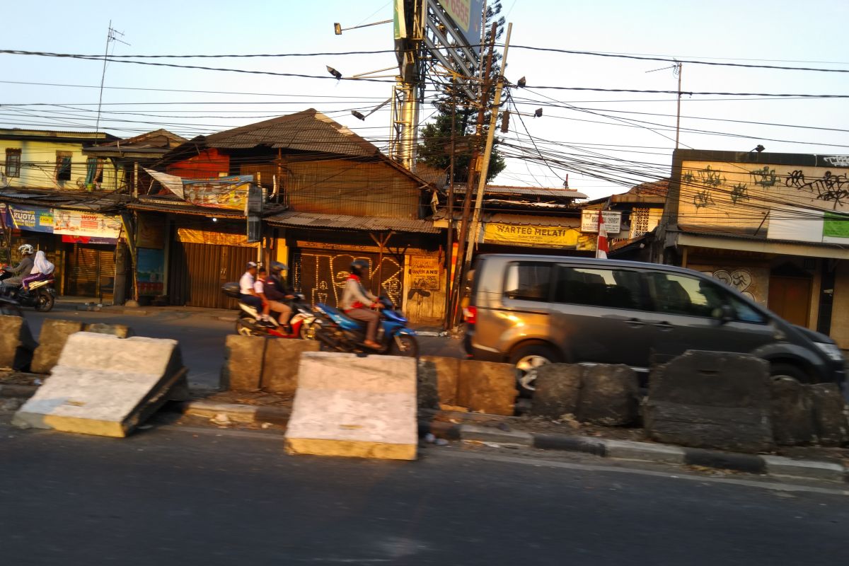 Pelantikan DPR, sisa kericuhan masih terlihat di jalan arah gedung DPR RI