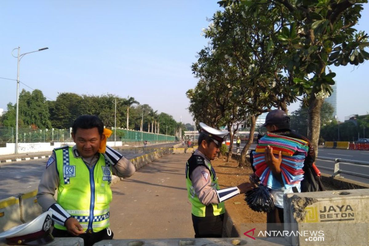 Pelantikan DPR, pedagang masker dan handuk juga "siaga"