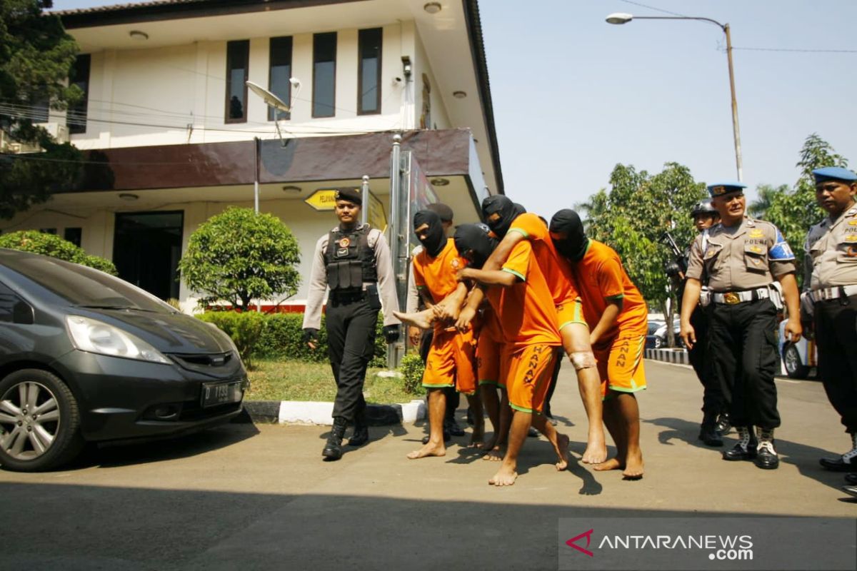 Polres Bogor tangkap tersangka pembacok anggotanya di Garut