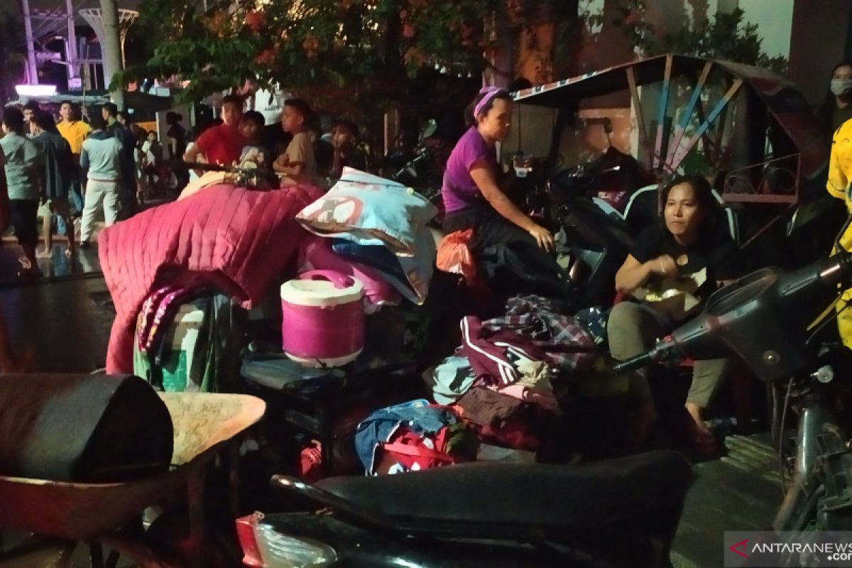Isak tangis dan jeritan terdengar saat pemadaman kebakaran di Medan