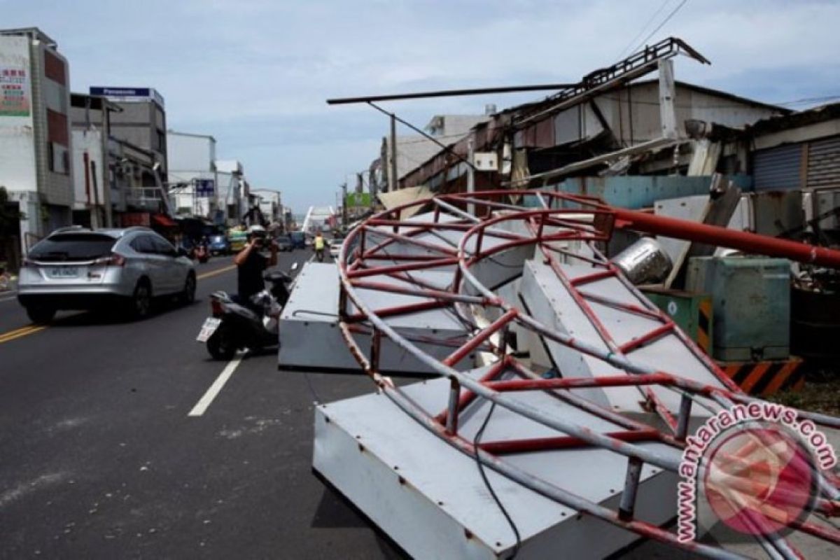 Jembatan runtuh di Taiwan timpa tiga kapal penangkap ikan, tujuh WNI jadi korban