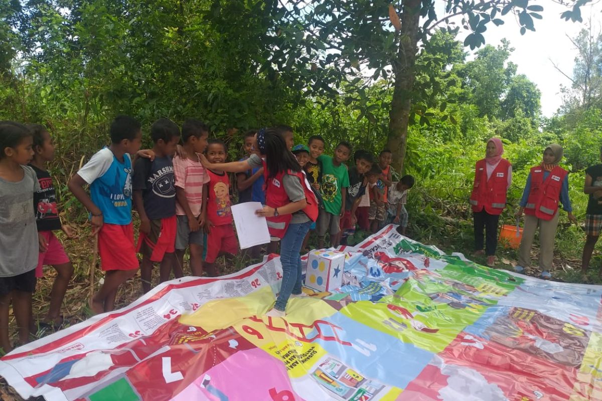 PMI hibur anak korban gempa di Maluku Tengah