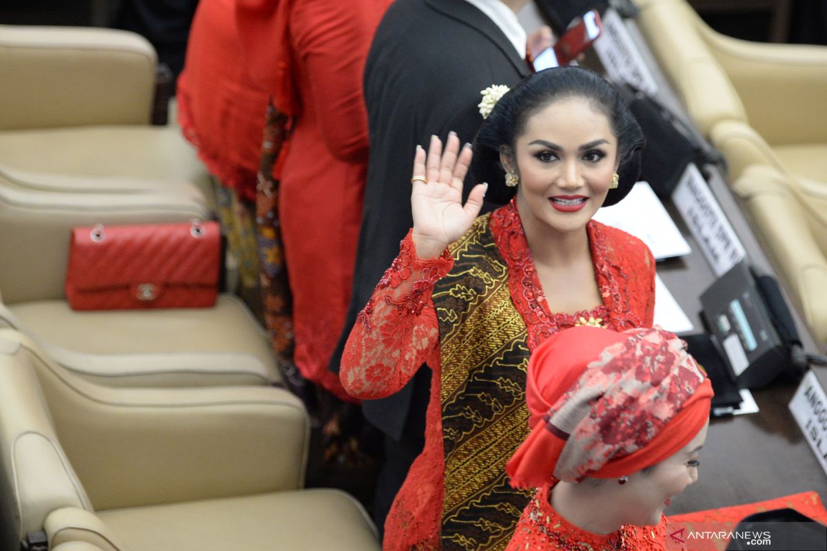 Gunakan kebaya merah, Krisdayanti dilantik anggota DPR