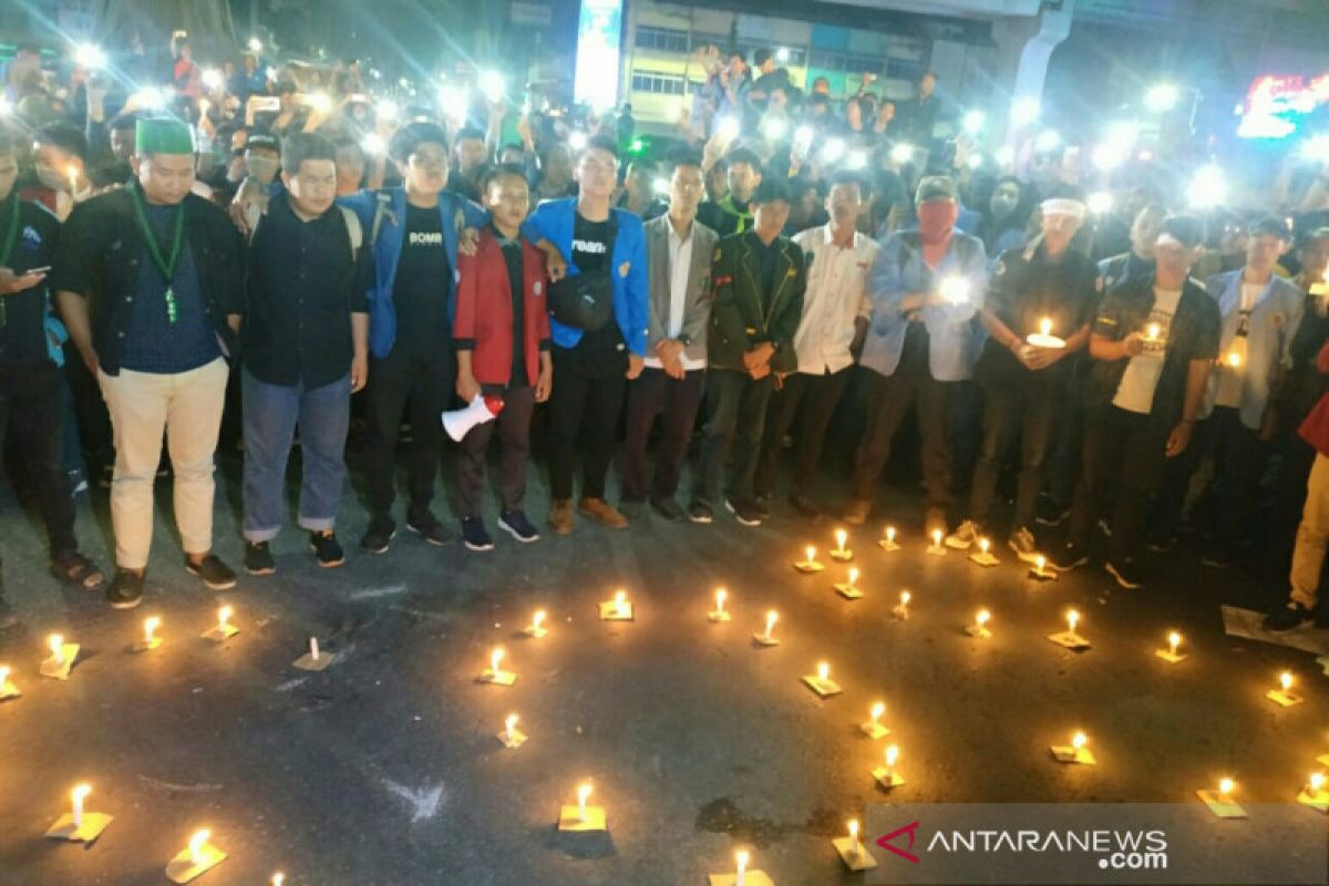 Mahasiswa Sumsel baca Surat Yasin dan nyalakan lilin SOS