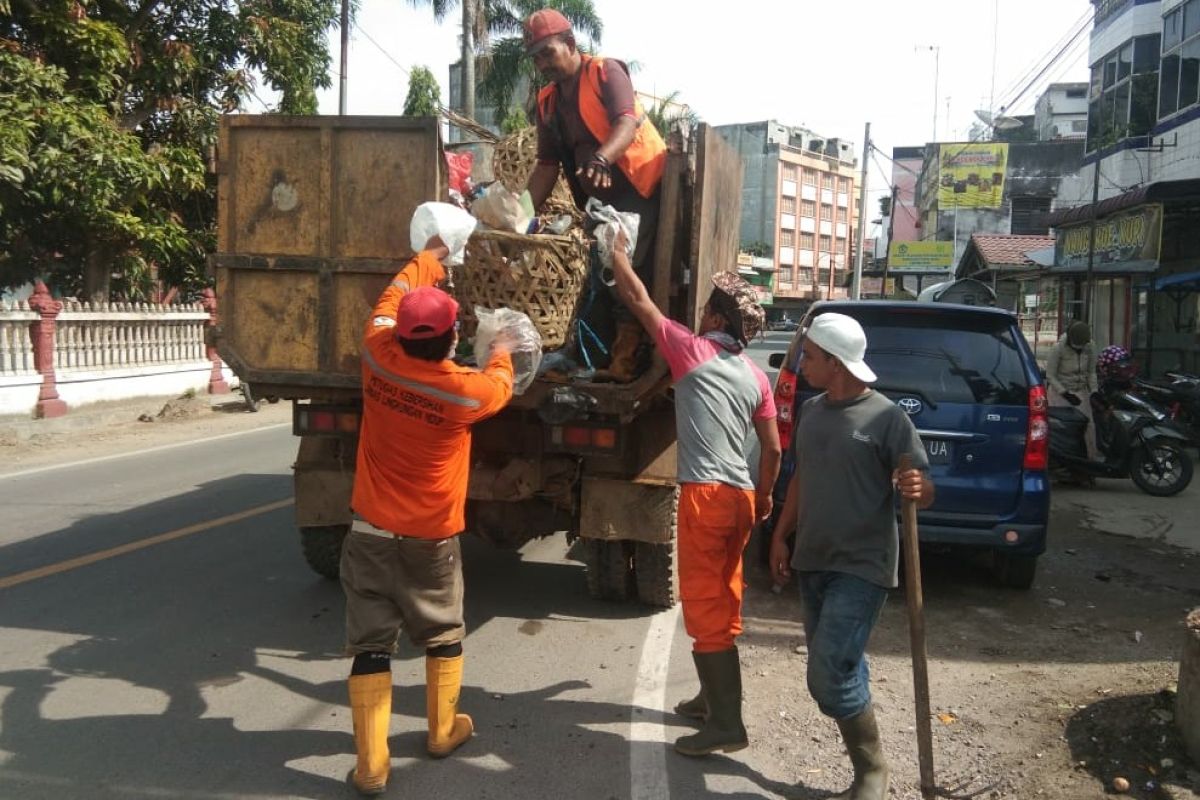 Dinas Lingkungan Hidup Aceh Tamiang klaim angkut 30 ton  sampah/hari