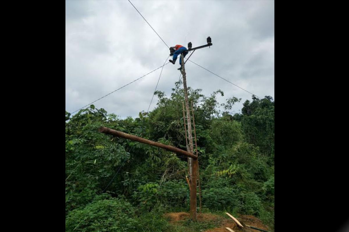 Listrik di sejumlah desa  padam  akibat diterjang  angin kencang