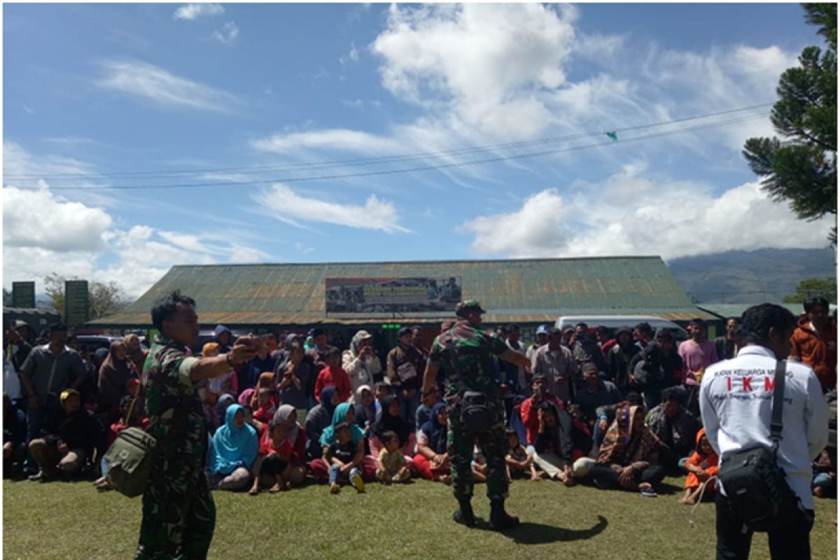 Menko Polhukam mengajak warga Wamena rajut kembali persaudaraan