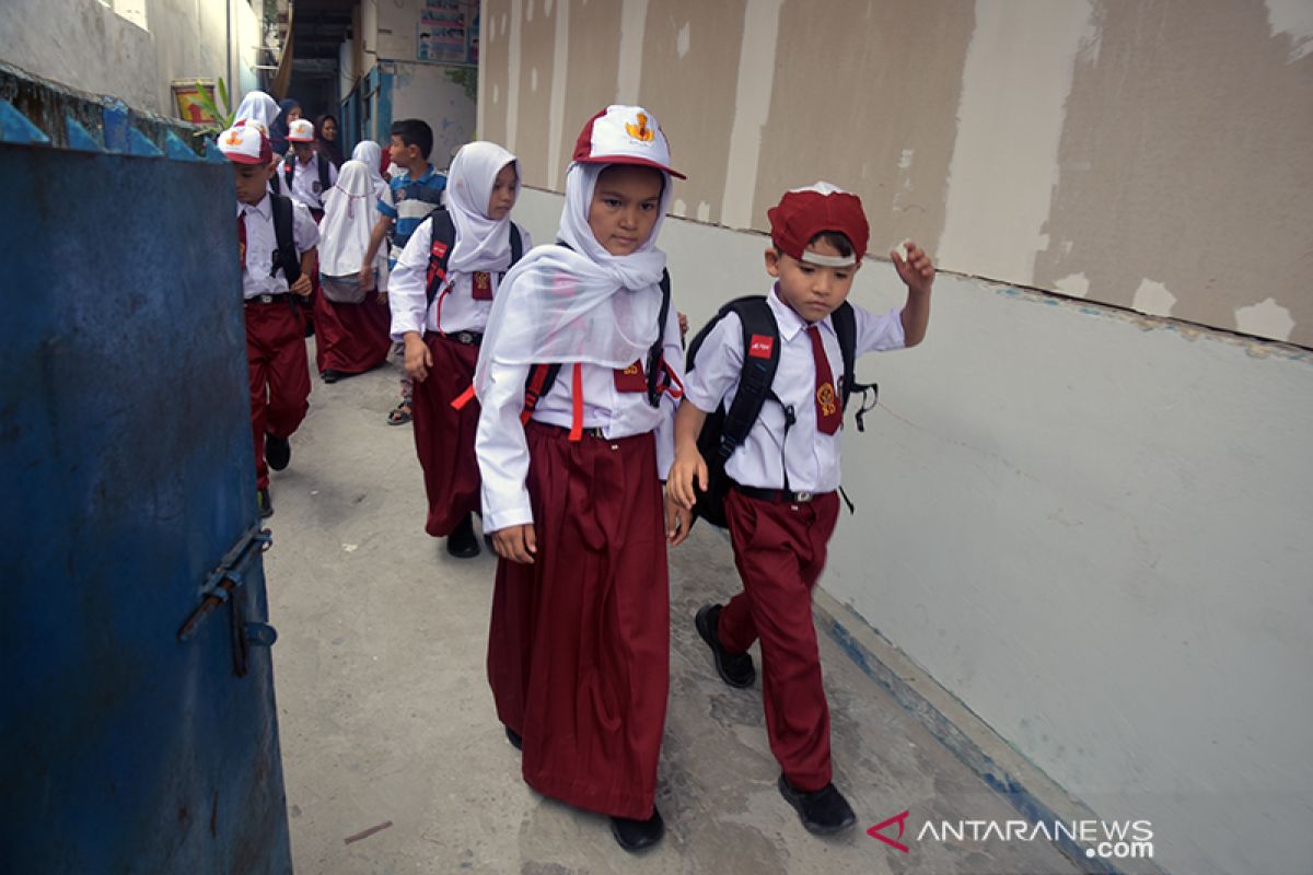 Foreign child refugees begin schooling in Pekanbaru