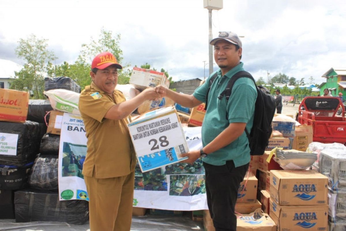 Dinsos Asmat terima bantuan dari komunitas wartawan Merauke