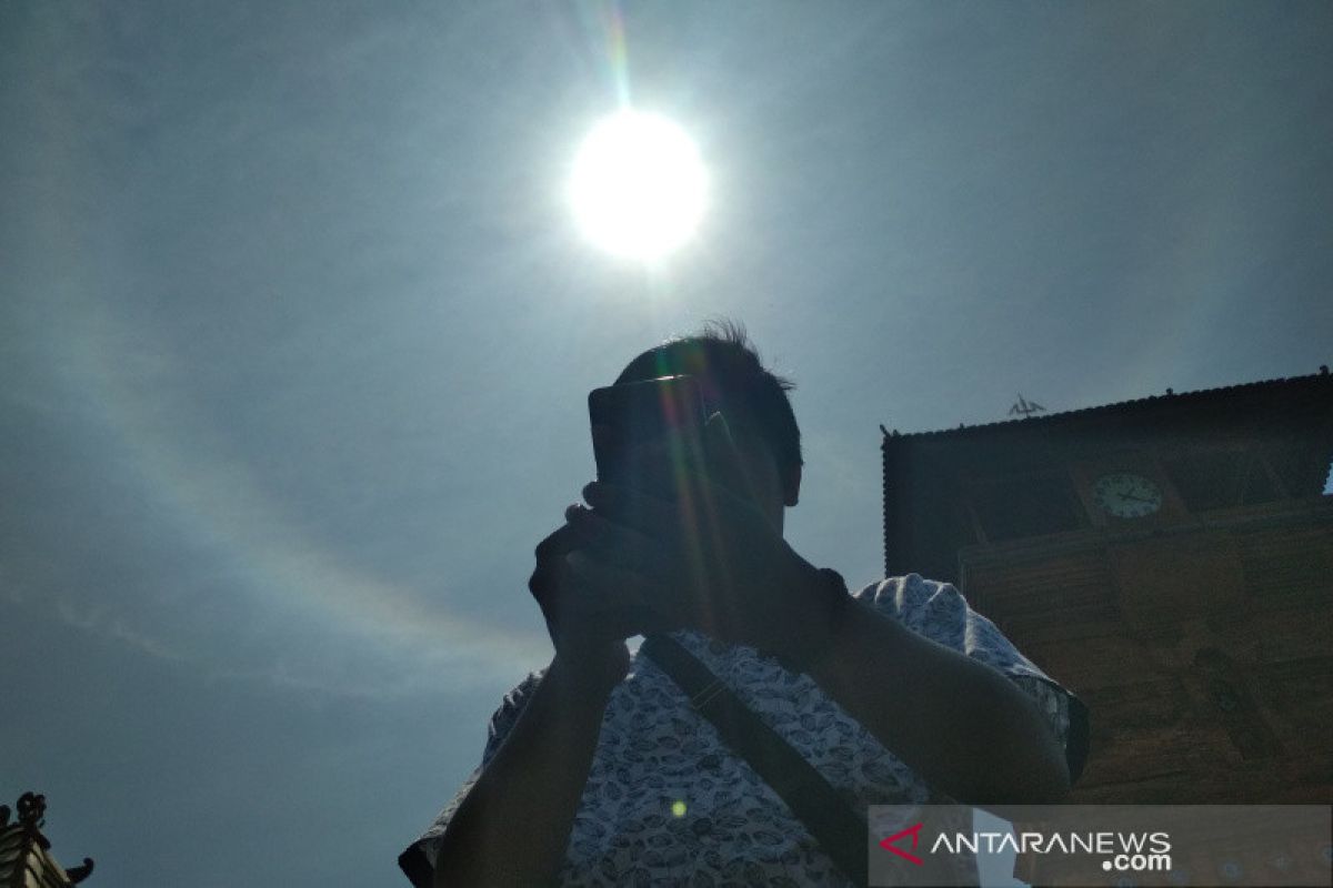 Fenomena " halo matahari"  terlihat di atas langit Kudus