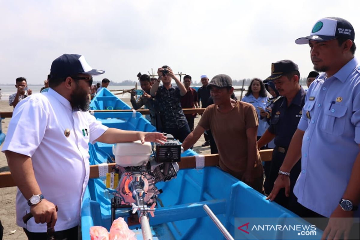 Pemkot distribusikan bantuan 8 unit kapal nelayan