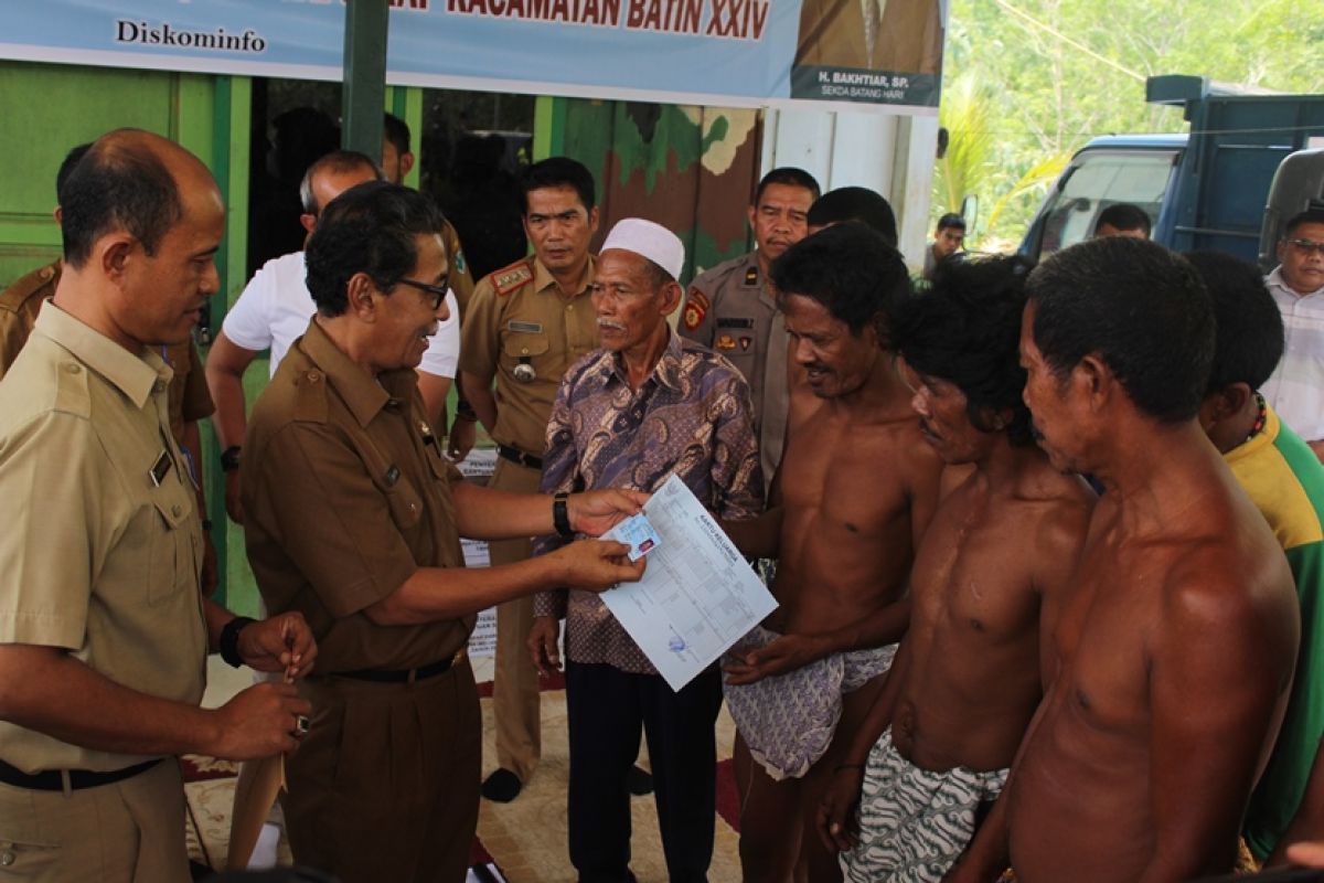 Pemkab Batanghari antarkan KTP dan akta kelahiran warga SAD