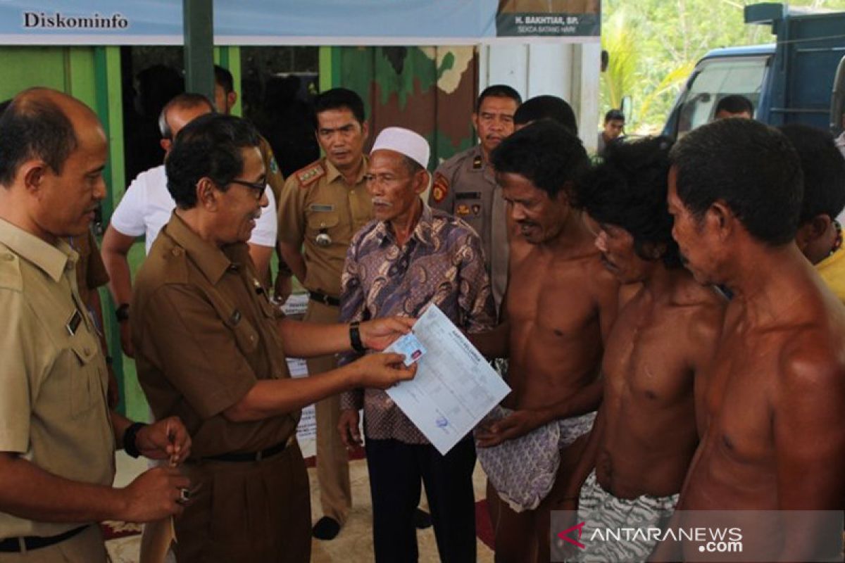 Pemerintah Batanghari serahkan KTP dan akta kelahiran warga SAD