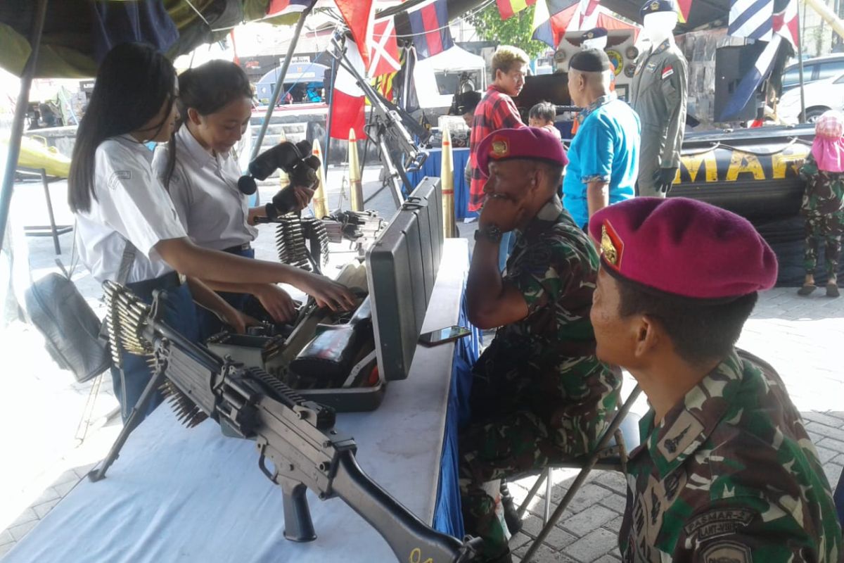 Masyarakat antusias saksikan pameran alutsista di Lantamal Manado