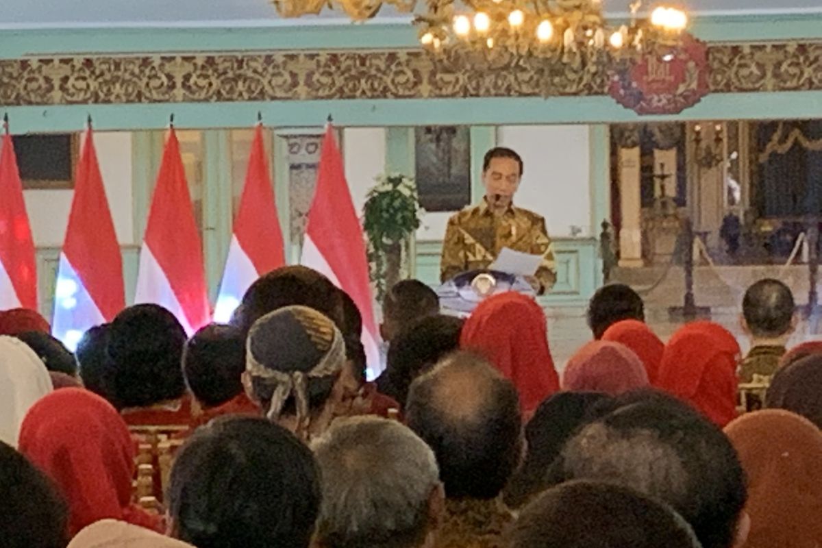 Jokowi pushes aggressive batik preservation message to Indonesians