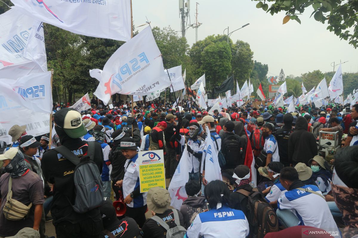 Ribuan massa buruh padati Jalan Gatot Subroto dekat DPR RI