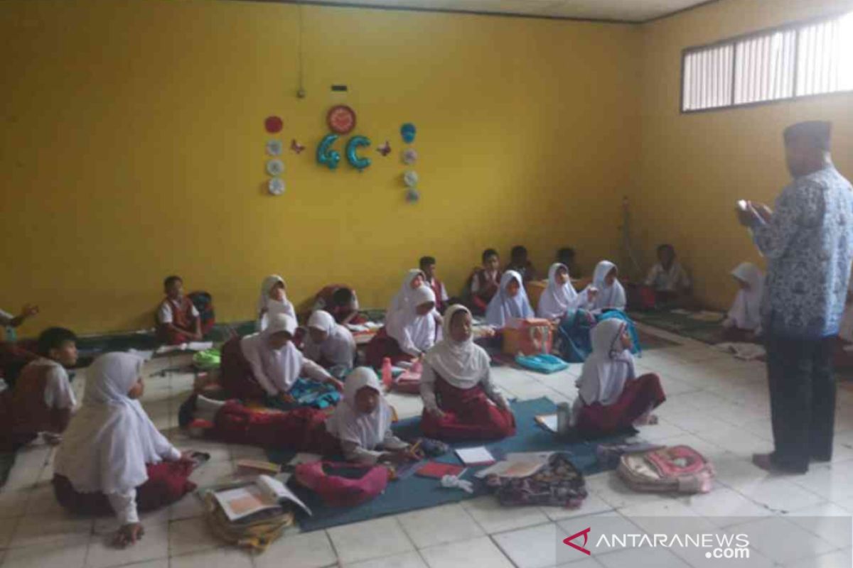 Ratusan sekolah di Bekasi belajar di lantai