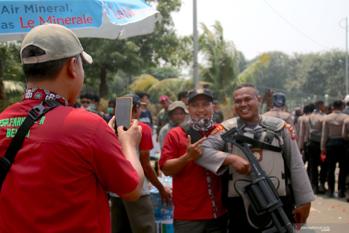 Gagal bertemu Puan, massa buruh demo DPR bubarkan diri