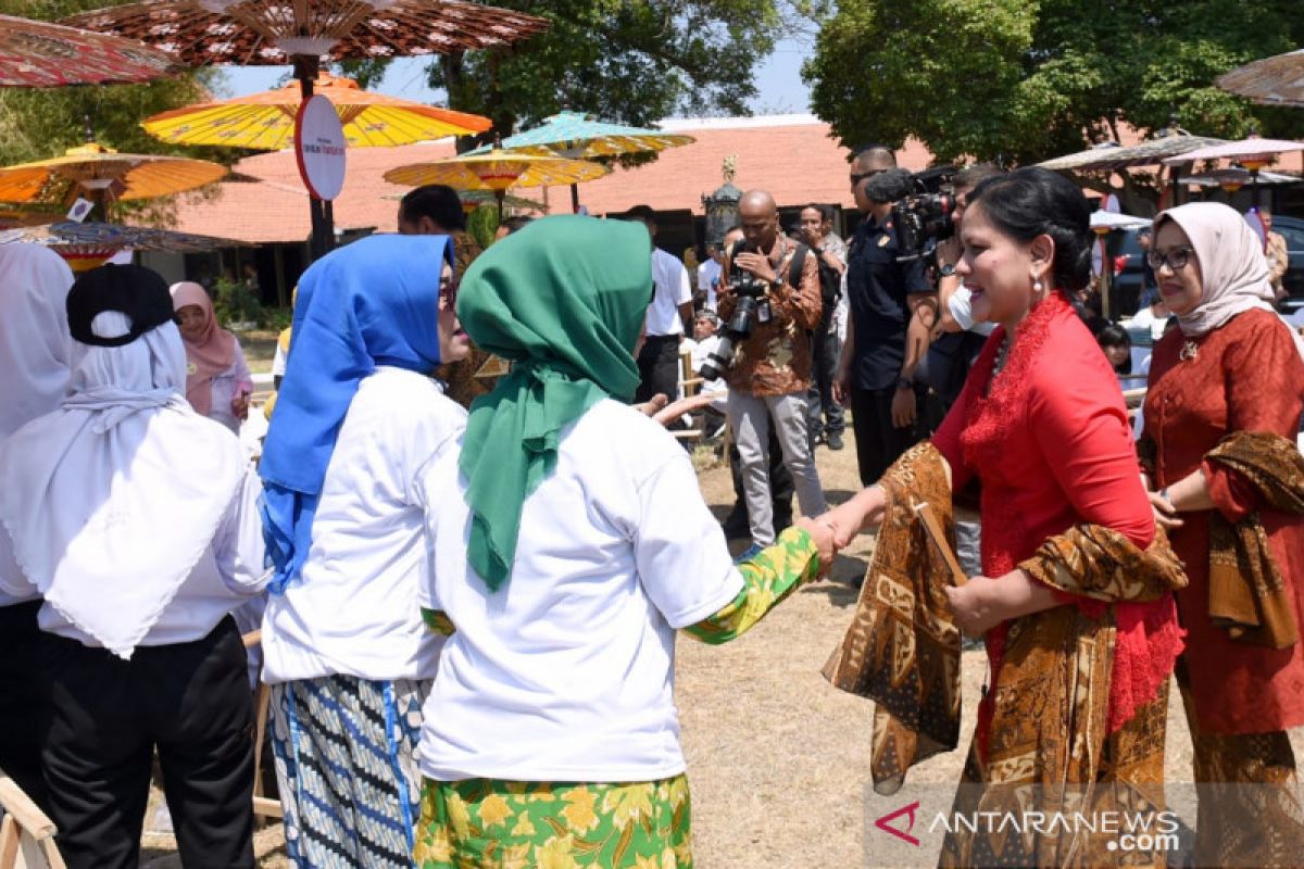 Ucapan selamat ulang tahun dari para pembatik untuk Iriana Jokowi