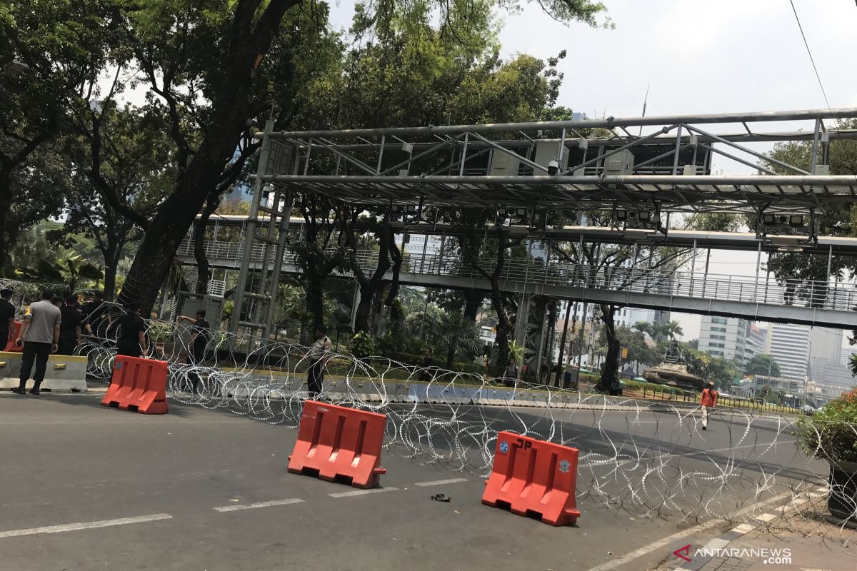 Polisi pasang kawat berduri di Jalan Medan Merdeka Barat