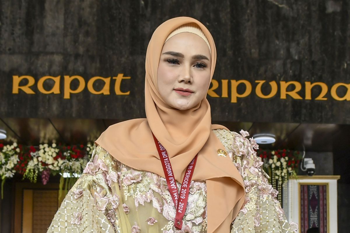 Mulan Jameela tanyakan utang PLN Rp694 triliun