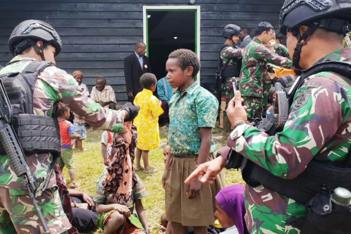 TNI bagikan pakaian batik kepada warga Papua