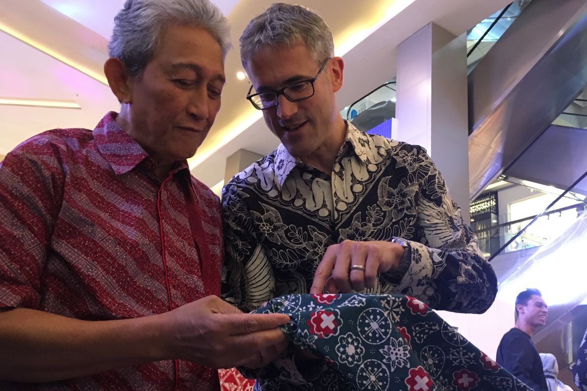 Integrating modern motifs in traditional batik