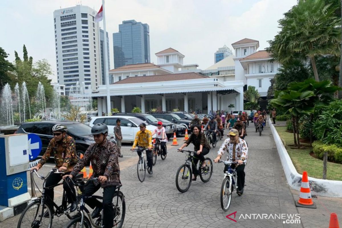 Bersepeda di Hari Batik, Anies kampanyekan hidup sehat setiap saat