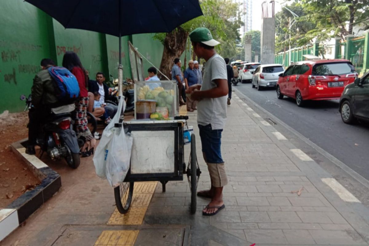 Demo mahasiswa, pedagang makanan dan minuman keliling panen