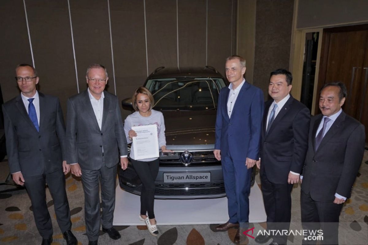 VW serahkan lima Tiguan Allspace kepada konsumen Indonesia