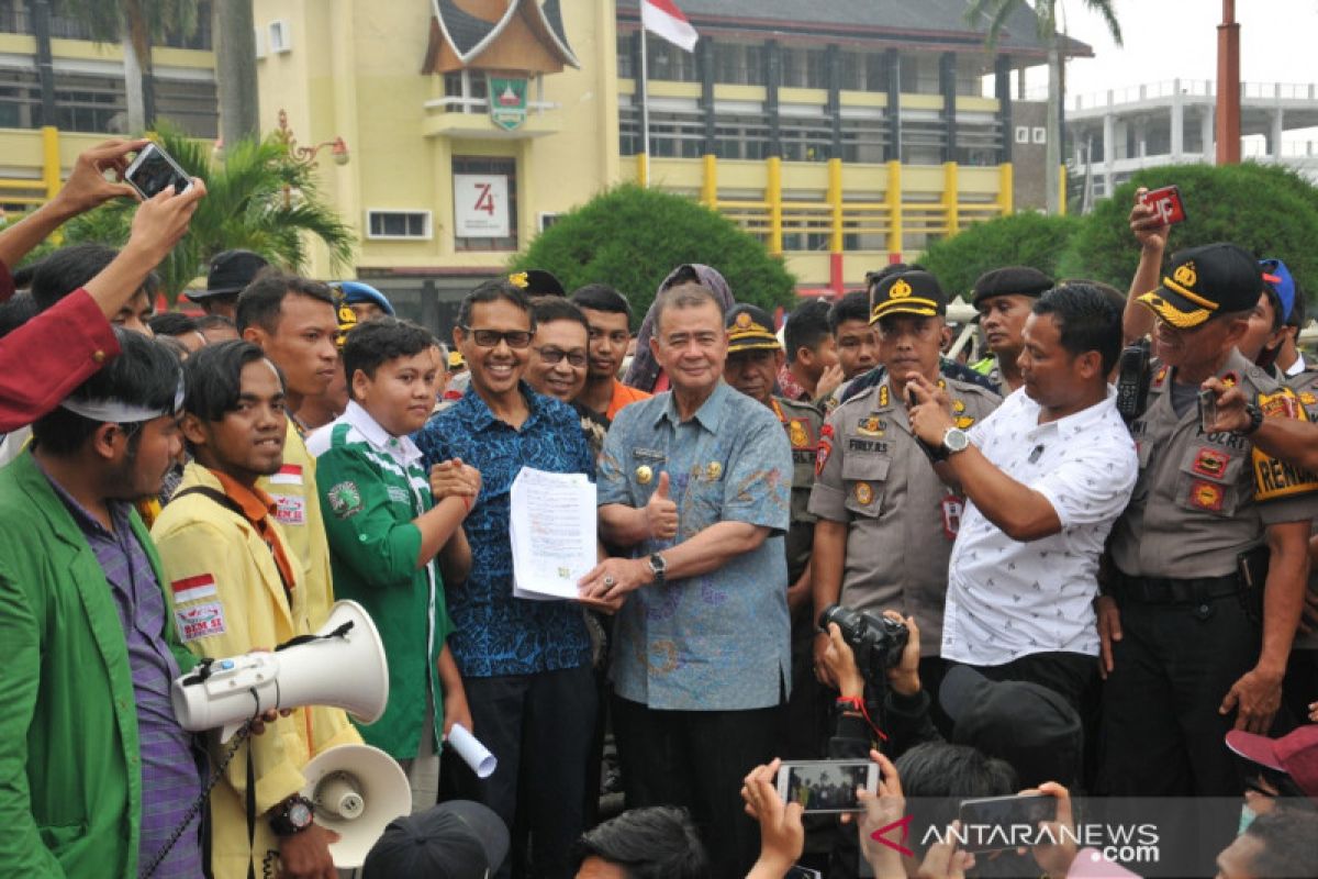 Gubernur Sumbar terima tuntutan mahasiswa