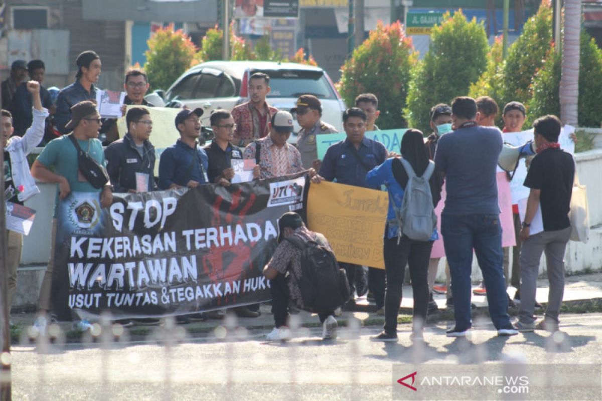 Para jurnalis Kaltara unjuk rasa di Polres Tarakan